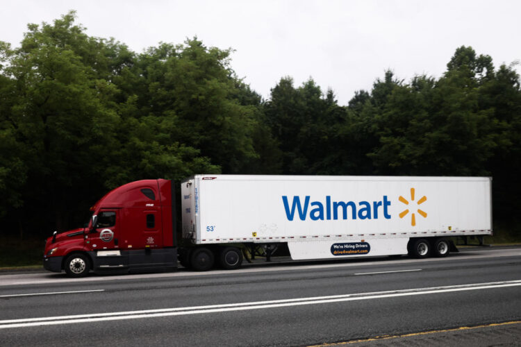 Walmart beats gross sales, raises outlook as increased earnings shoppers proceed to show to the retail big