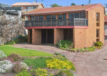 Authentic Eighties Jan Juc dwelling smashes reserve by $1m