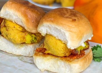‘Rs 24 lakh yearly’: Vada pav vendor’s earnings matches white collar paychecks, web reacts