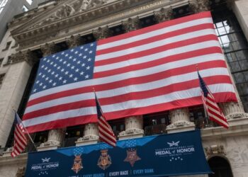 US shares sink on tech sell-off and tariff worries