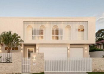 Tons of of onlookers collect at morning public sale standoff for celebrity house