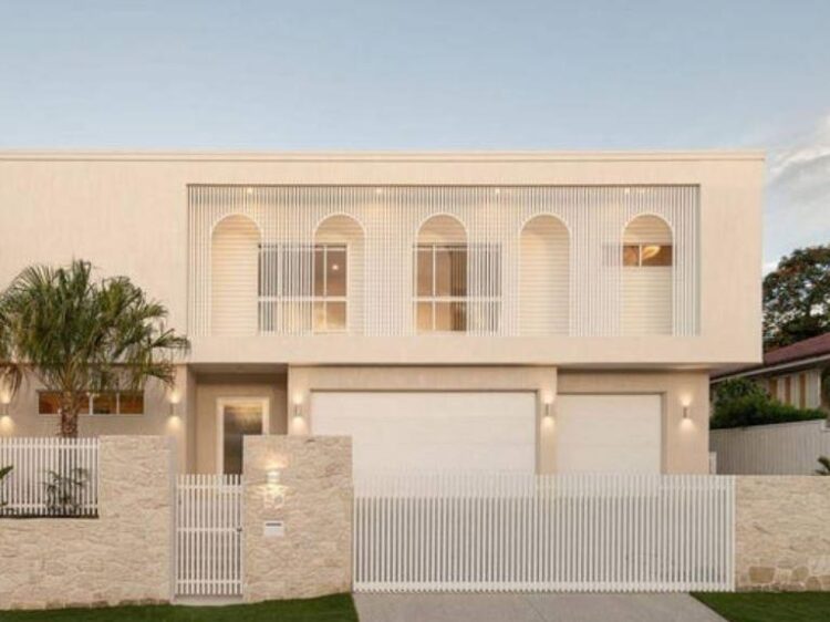 Tons of of onlookers collect at morning public sale standoff for celebrity house