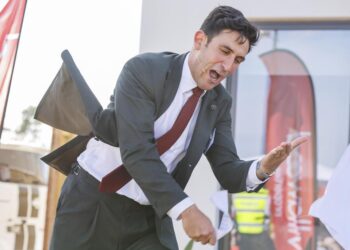 ‘Loopy’ week units Melbourne public sale benchmark