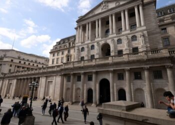 UK wage progress eases as jobs market weakens