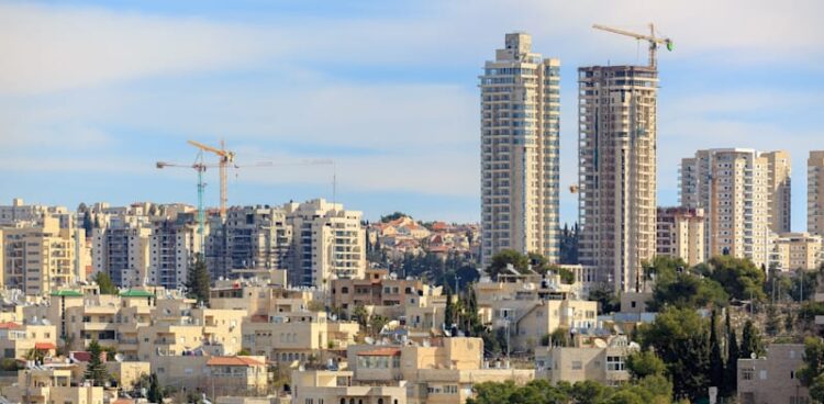 Housing purchases fall for third straight quarter