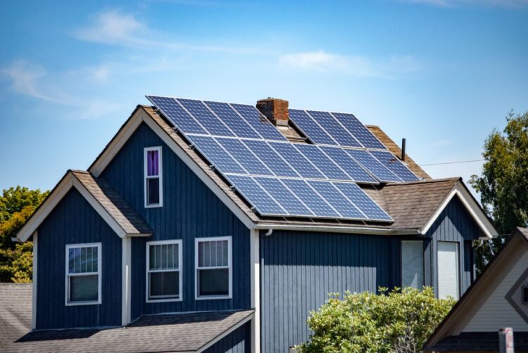 Earlier than Promoting a Home With Photo voltaic Panels, Learn This