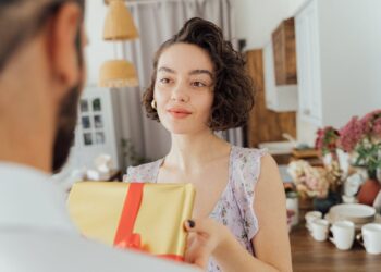 7 Anniversary Traditions That Imply Nothing (However {Couples} Nonetheless Do Them)