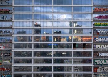 Graffiti-tarnished towers in downtown L.A. stay in limbo