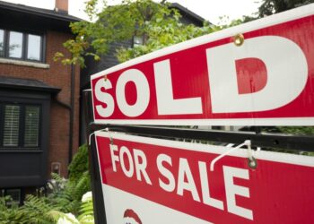 Fastened or variable price mortgage? There's a 3rd choice, however you'll at all times be 'half improper'