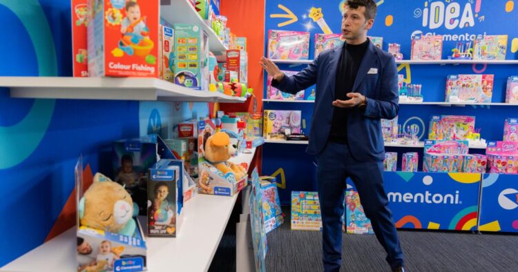 Santa’s elves arrange workshop in El Segundo with sprawling new toy hub