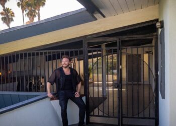 Director rents a Midcentury Trendy penthouse by Edward Fickett in L.A.