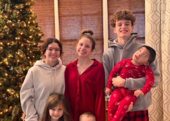 A Peek Into Our Household Christmas (and what my household acquired me this 12 months!)