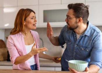 8 Cash Conversations {Couples} Keep away from Till the New 12 months