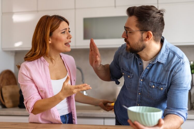 8 Cash Conversations {Couples} Keep away from Till the New 12 months