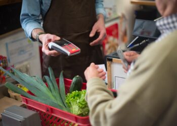 Folks Are Utilizing Credit score Playing cards Simply to Afford Primary Groceries