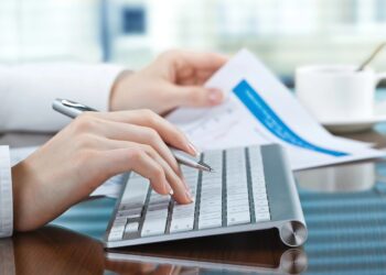 1098-T Defined: Scholarships, Taxes, and Credit