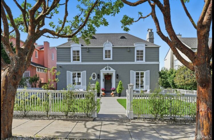 The Rarest Houses Have Enclosed Entrance And Again Yards