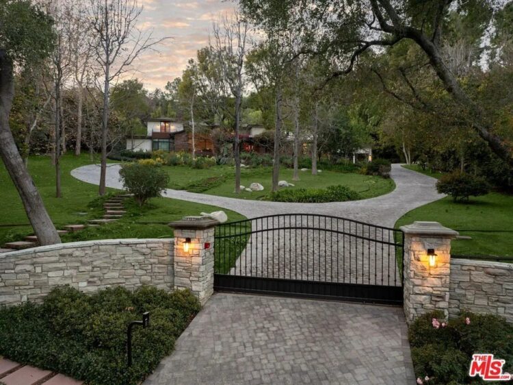 Oscar-Nominated Couple Supply Wildly Artistic Encino Property for $16 Million