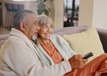 5 Methods Seniors Are Chopping Month-to-month Payments With out Sacrificing Consolation