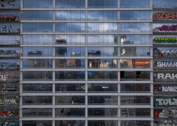 Sale of Oceanwide Plaza graffiti towers in L.A. delayed