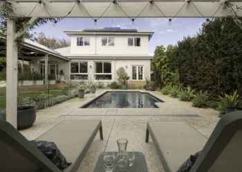 Shock outcome: House sells for $500k over reserve in sizzling public sale as clearance charges rebound