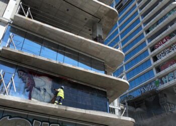 Graffiti towers cleanup begins – Los Angeles Instances