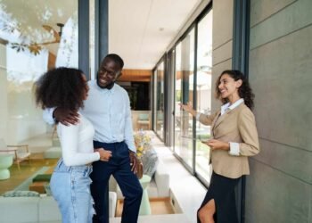 Digital Tour vs. In-Particular person Exhibiting: What to Know