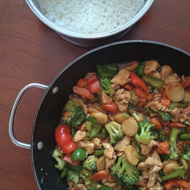 Chinese language Hen Stir Fry with Greens ($10 Household Dinner Concept)