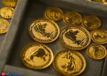 Gold edges increased as traders assess Fed rate-hike odds